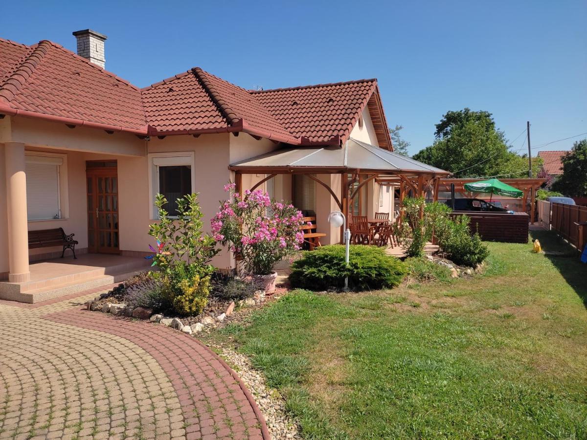 Aqua Azur Apartman Hajdúszoboszló Zewnętrze zdjęcie